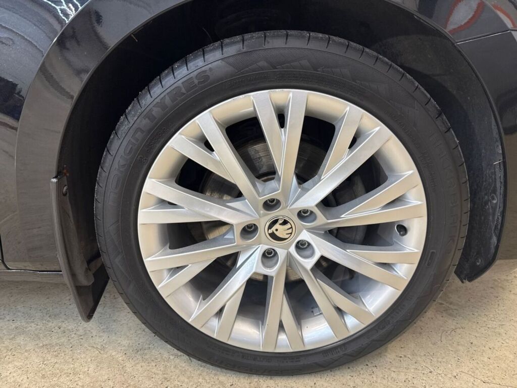 Skoda Superb 2023 Musta