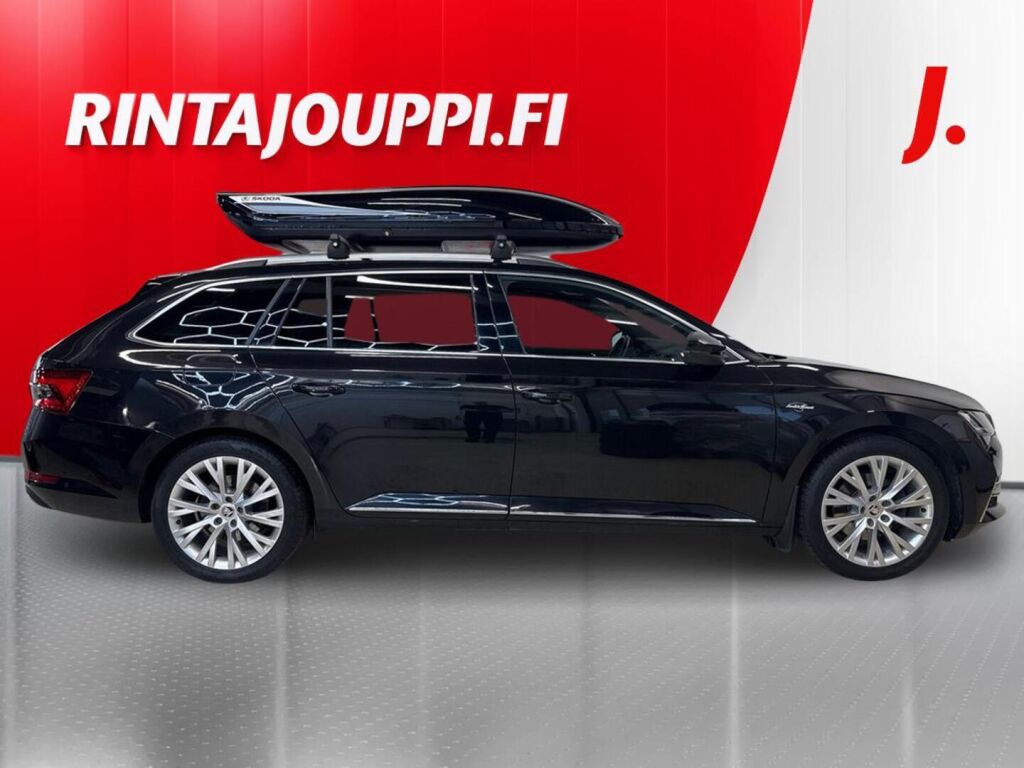 Skoda Superb 2023 Musta