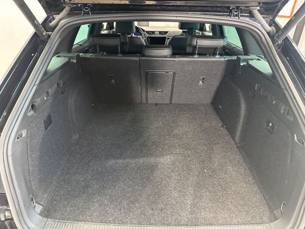Skoda Superb 2023 Musta