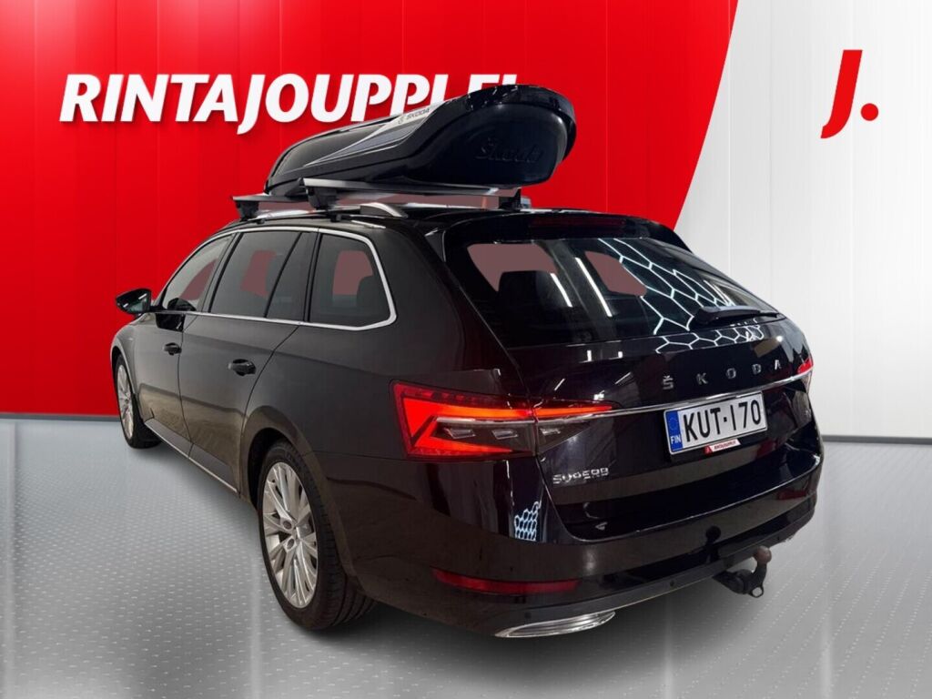 Skoda Superb 2023 Musta