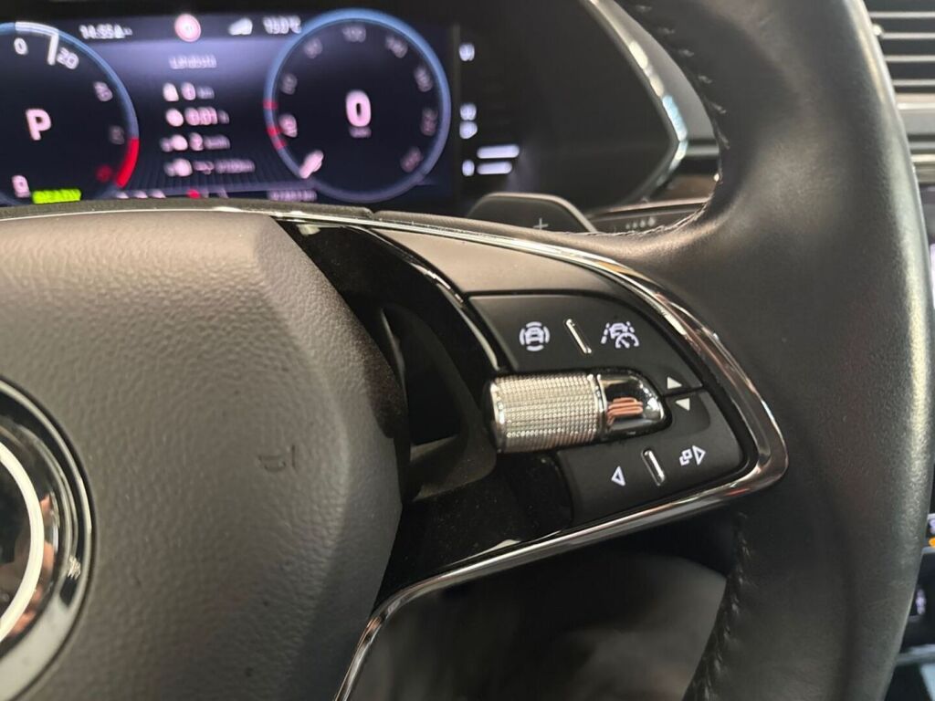 Skoda Superb 2023 Musta