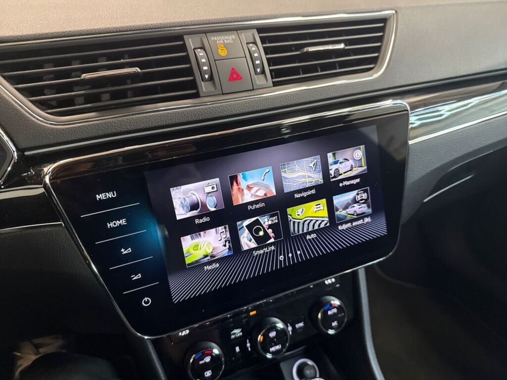 Skoda Superb 2023 Musta
