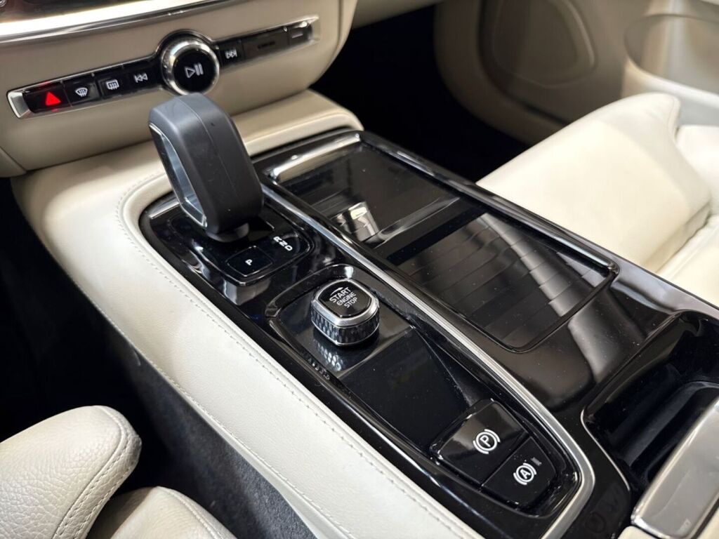 Volvo V60 2023 Musta