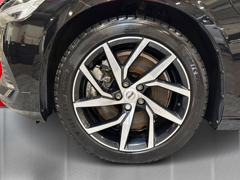 Volvo V60 2023 Musta