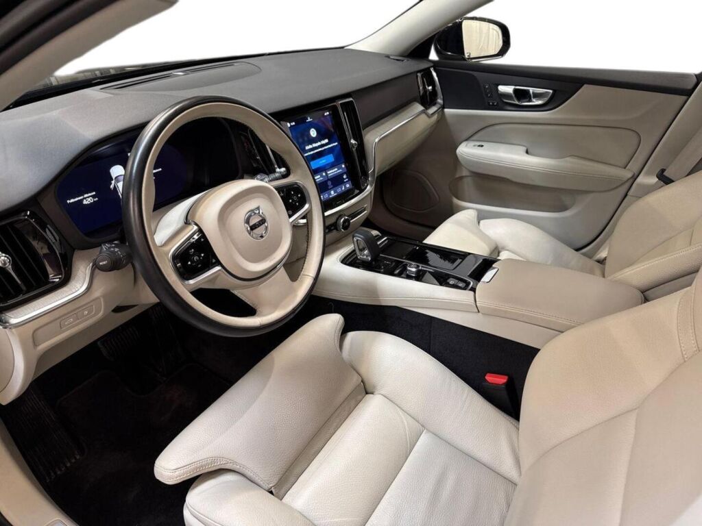 Volvo V60 2023 Musta