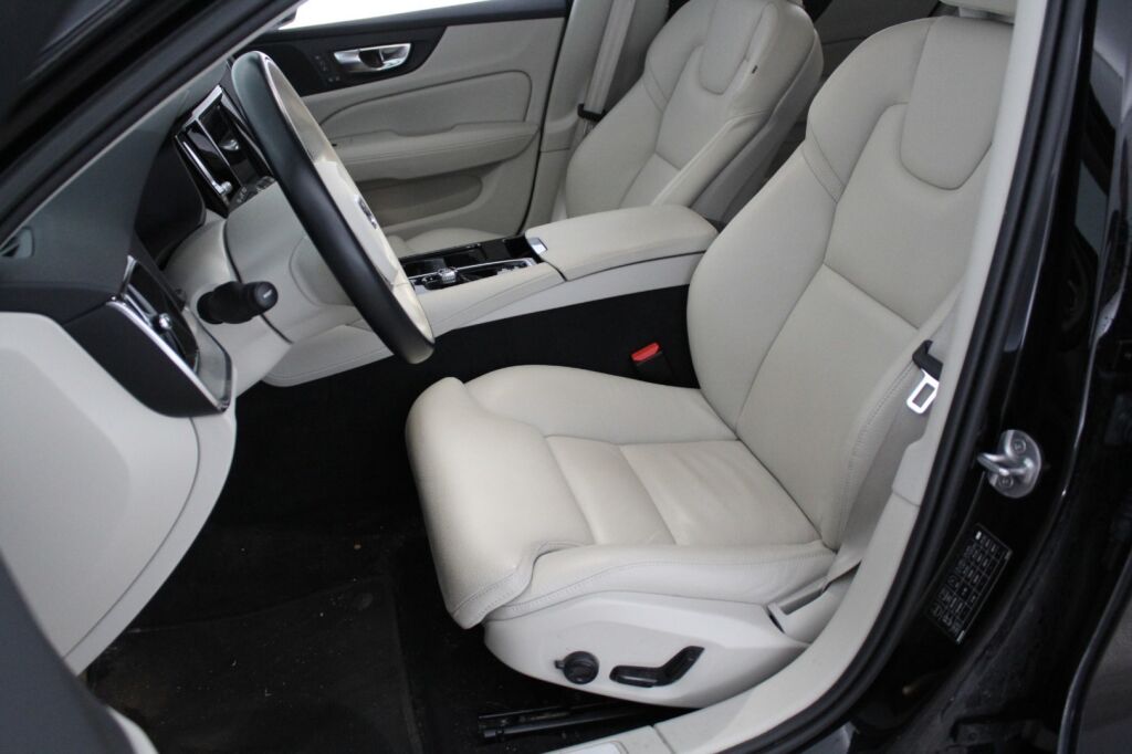 Volvo V60 2023 Musta