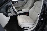 Volvo V60 2023 Musta