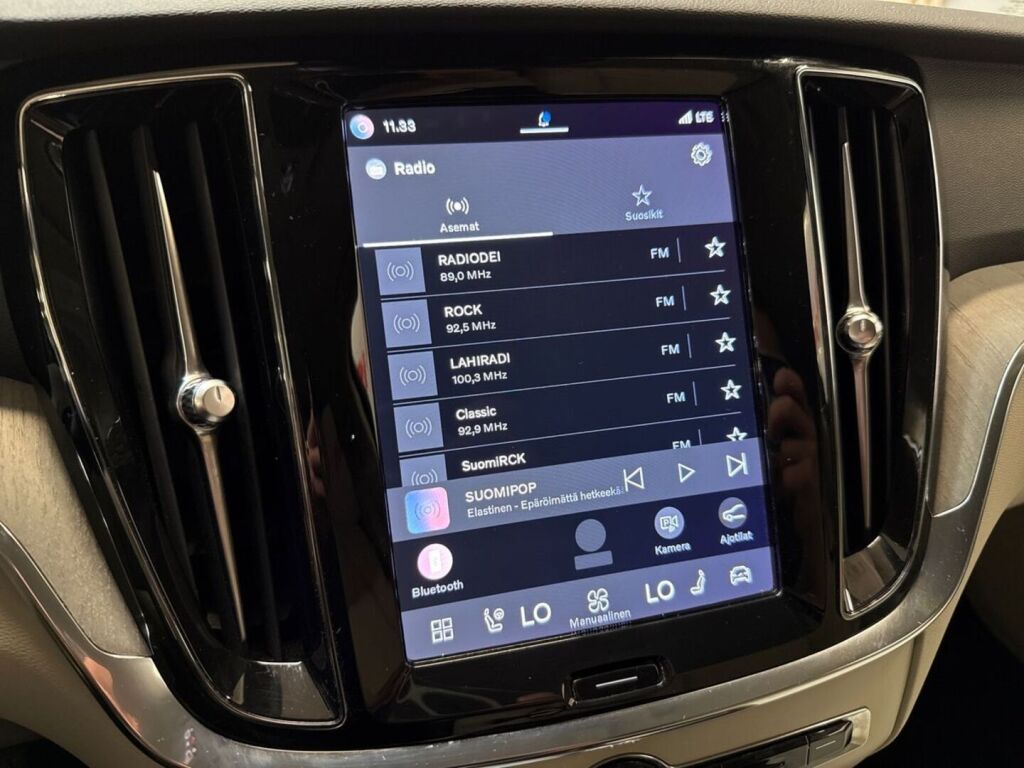 Volvo V60 2023 Musta