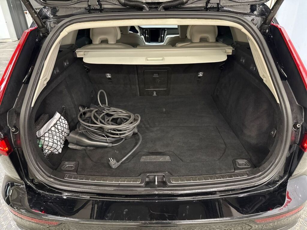 Volvo V60 2023 Musta