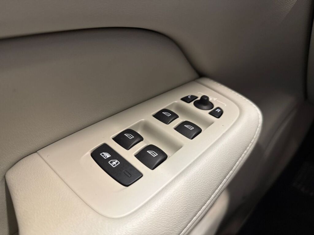 Volvo V60 2023 Musta