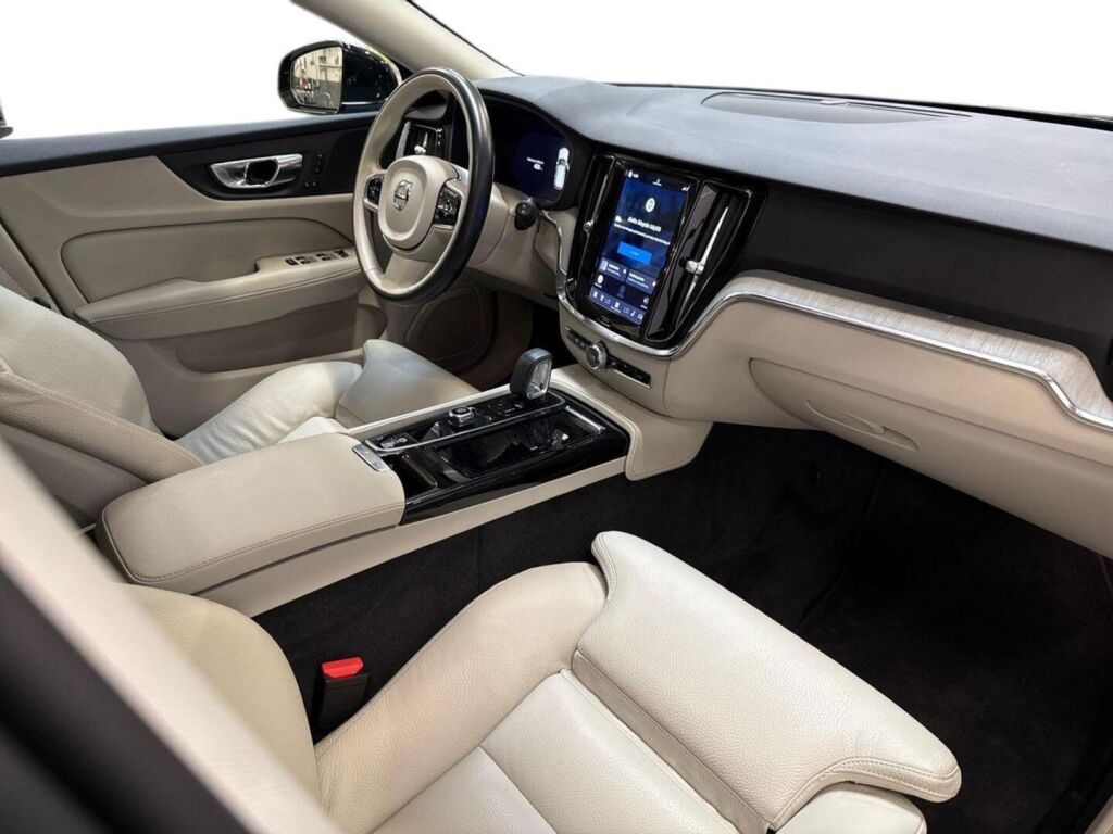 Volvo V60 2023 Musta