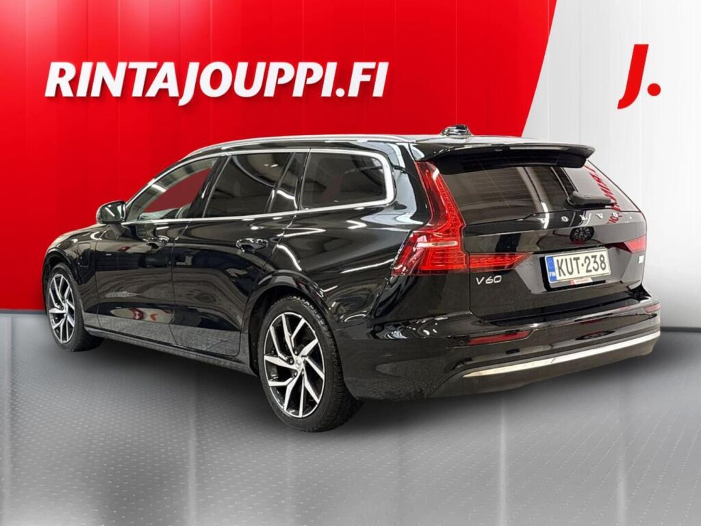 Volvo V60 2023 Musta