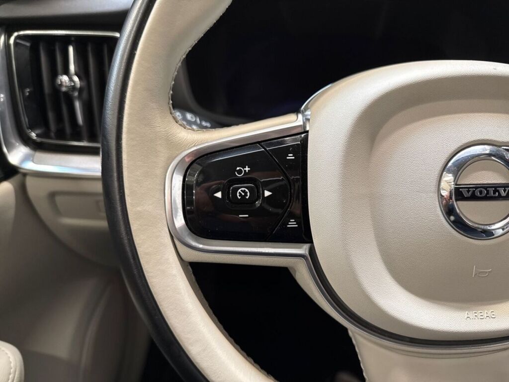 Volvo V60 2023 Musta