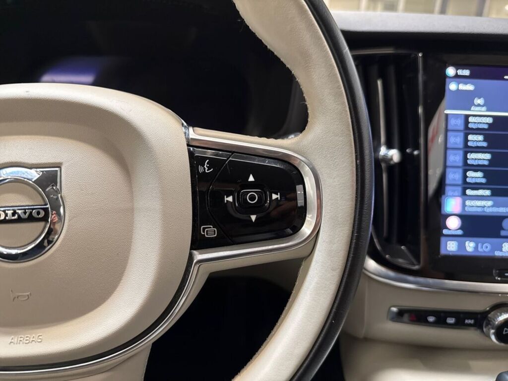 Volvo V60 2023 Musta