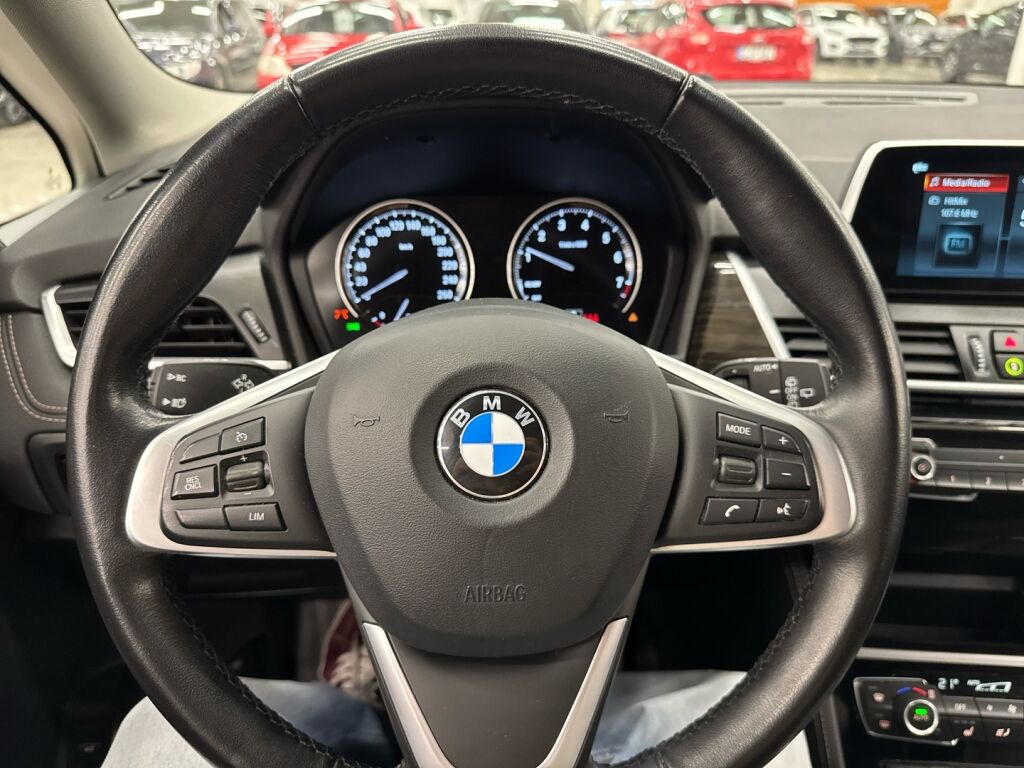 BMW 218 2022 Musta