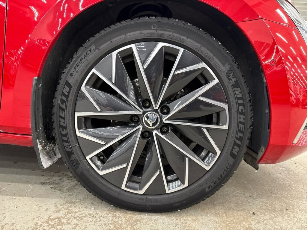 Skoda Superb 2023 Punainen