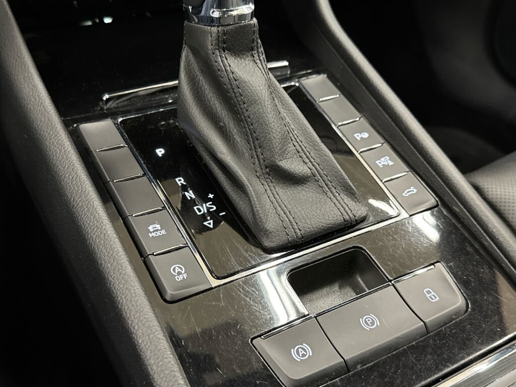 Skoda Superb 2023 Punainen