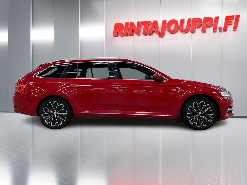 Skoda Superb 2023 Punainen