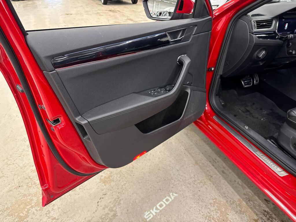 Skoda Superb 2023 Punainen