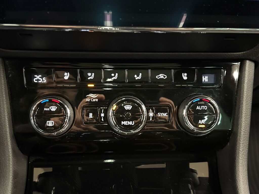 Skoda Superb 2023 Punainen