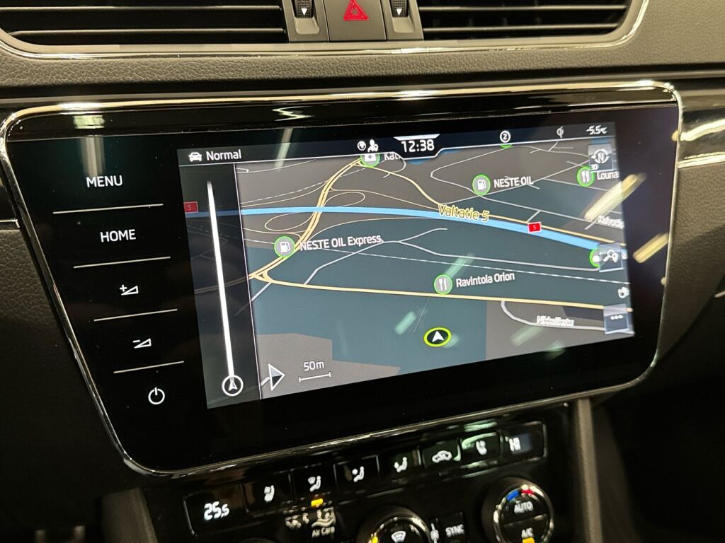 Skoda Superb 2023 Punainen