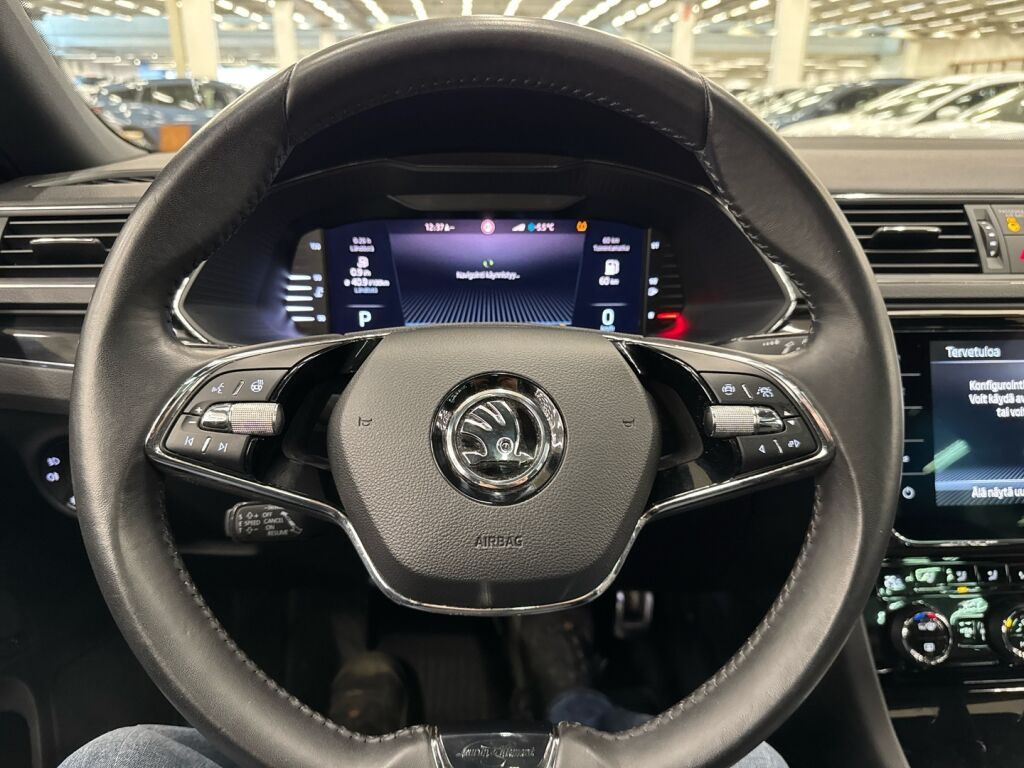 Skoda Superb 2023 Punainen