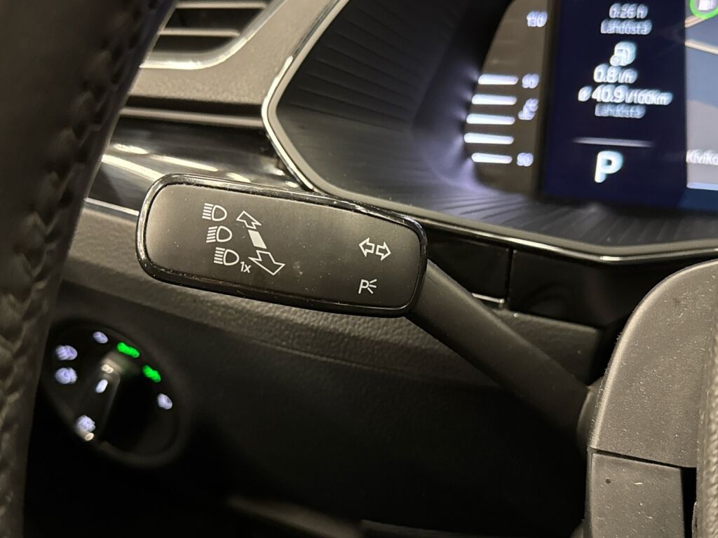 Skoda Superb 2023 Punainen