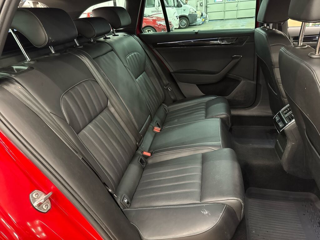 Skoda Superb 2023 Punainen