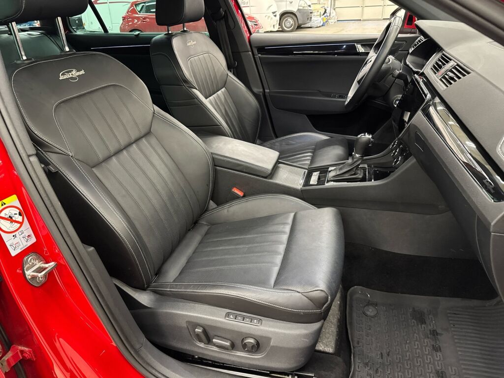 Skoda Superb 2023 Punainen