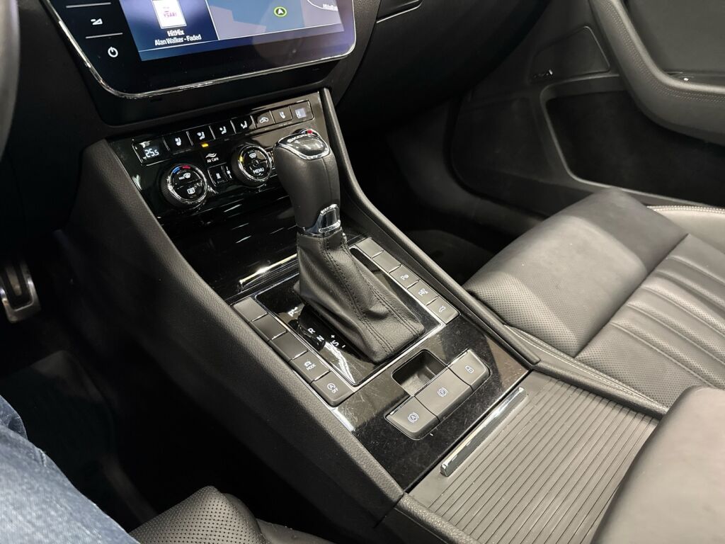 Skoda Superb 2023 Punainen