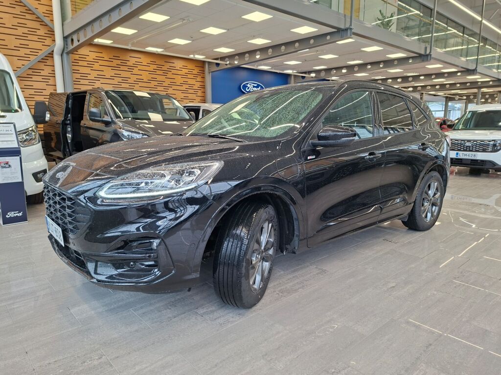 Ford Kuga 2022 Musta