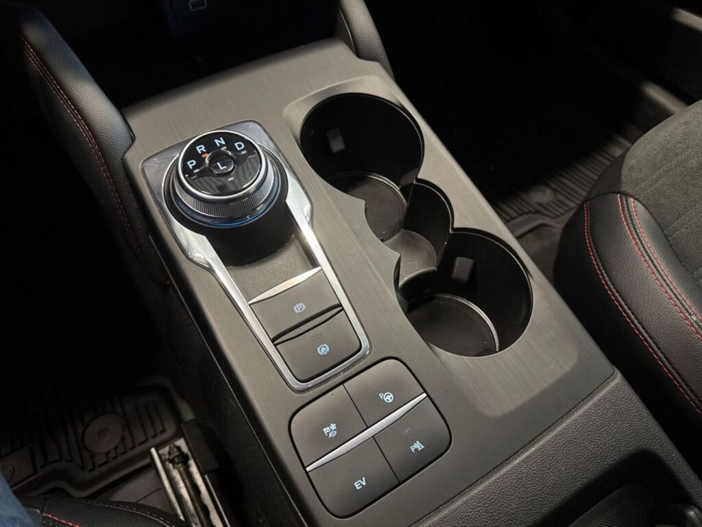 Ford Kuga 2022 Musta