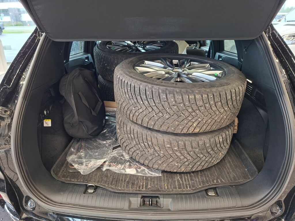 Ford Kuga 2022 Musta