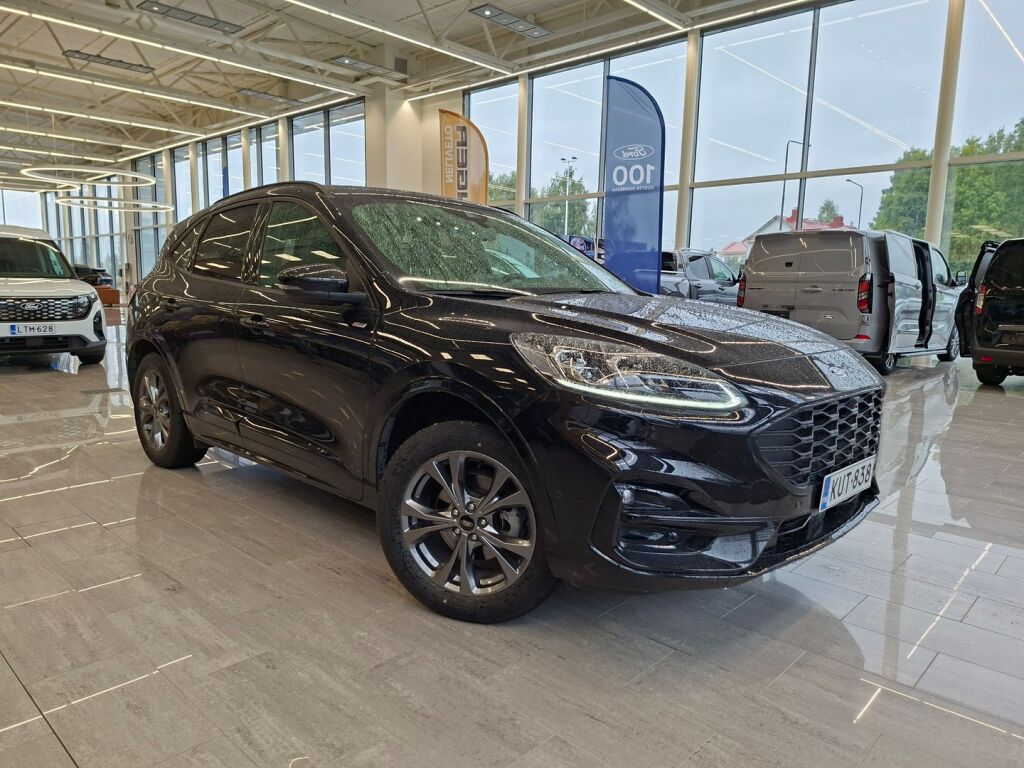Ford Kuga 2022 Musta