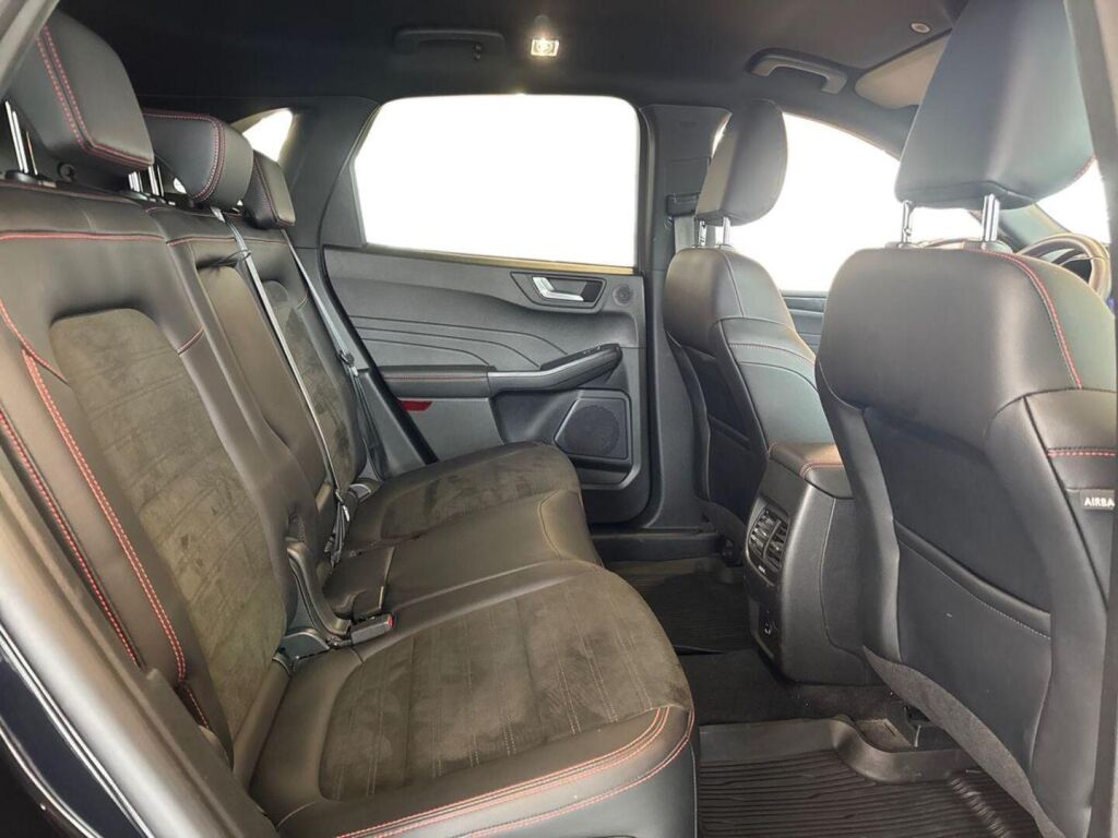 Ford Kuga 2022 Musta