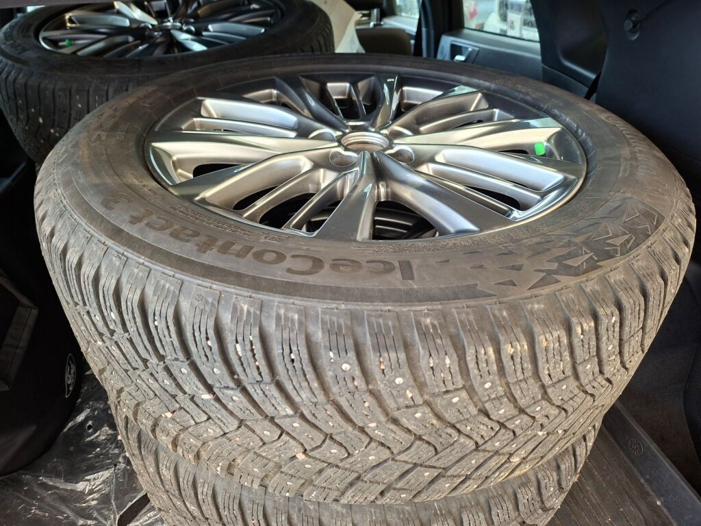 Ford Kuga 2022 Musta