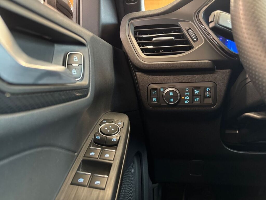 Ford Kuga 2022 Musta