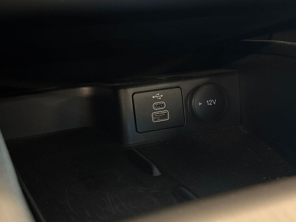 Ford Kuga 2022 Musta