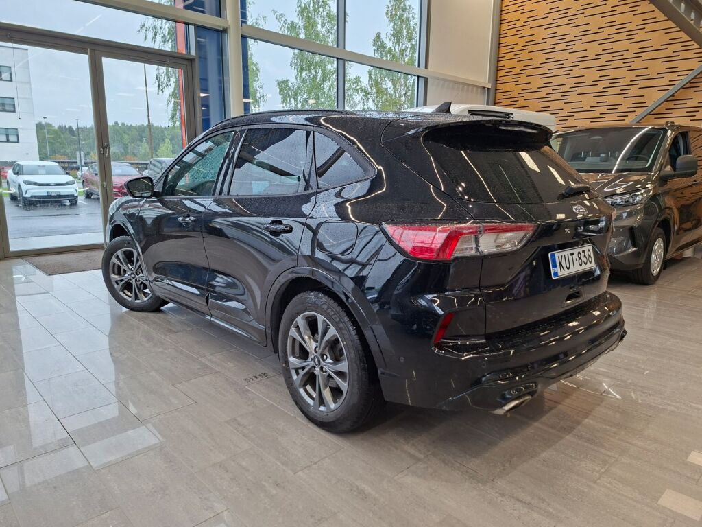 Ford Kuga 2022 Musta