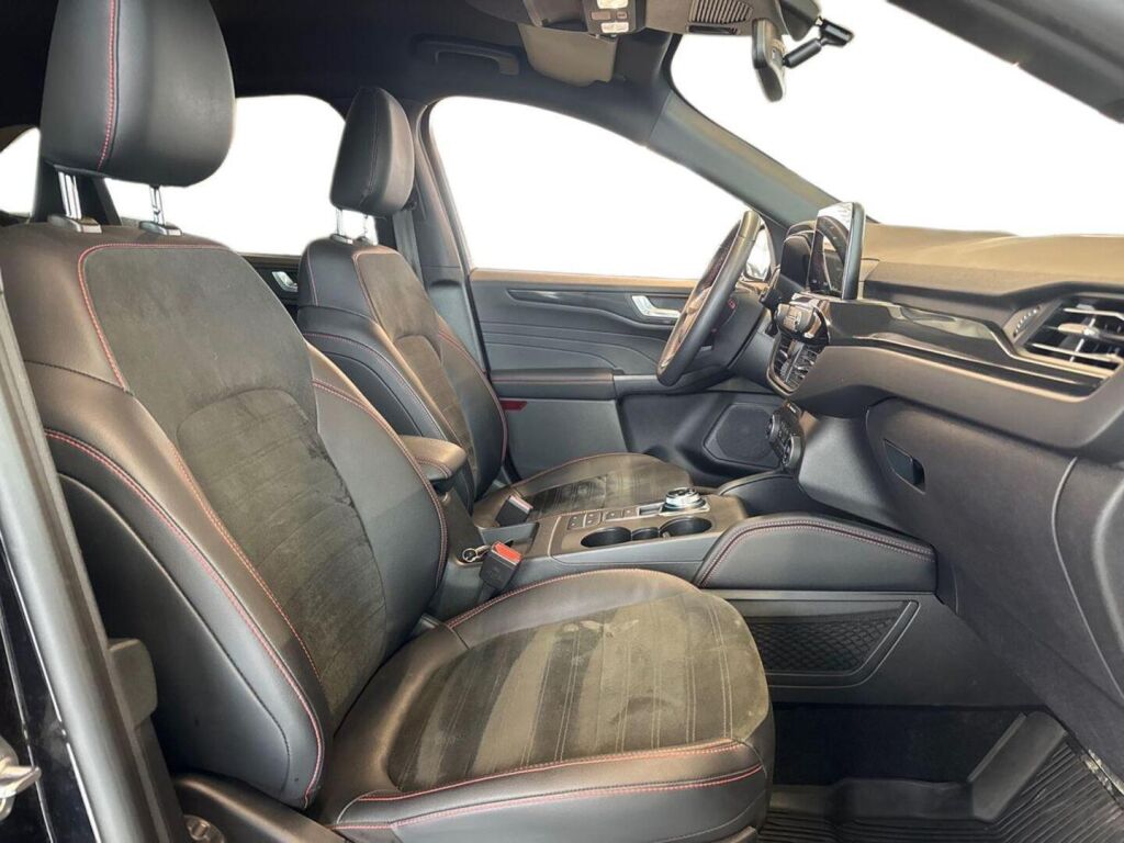 Ford Kuga 2022 Musta