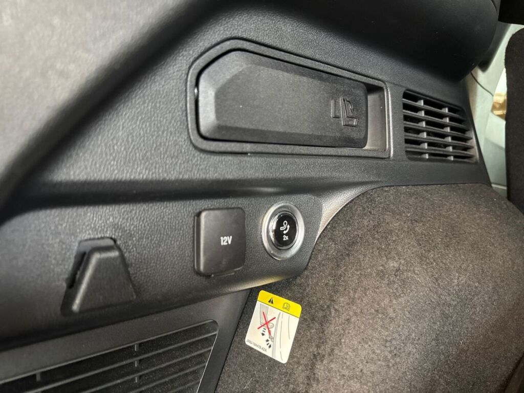 Ford Kuga 2022 Musta