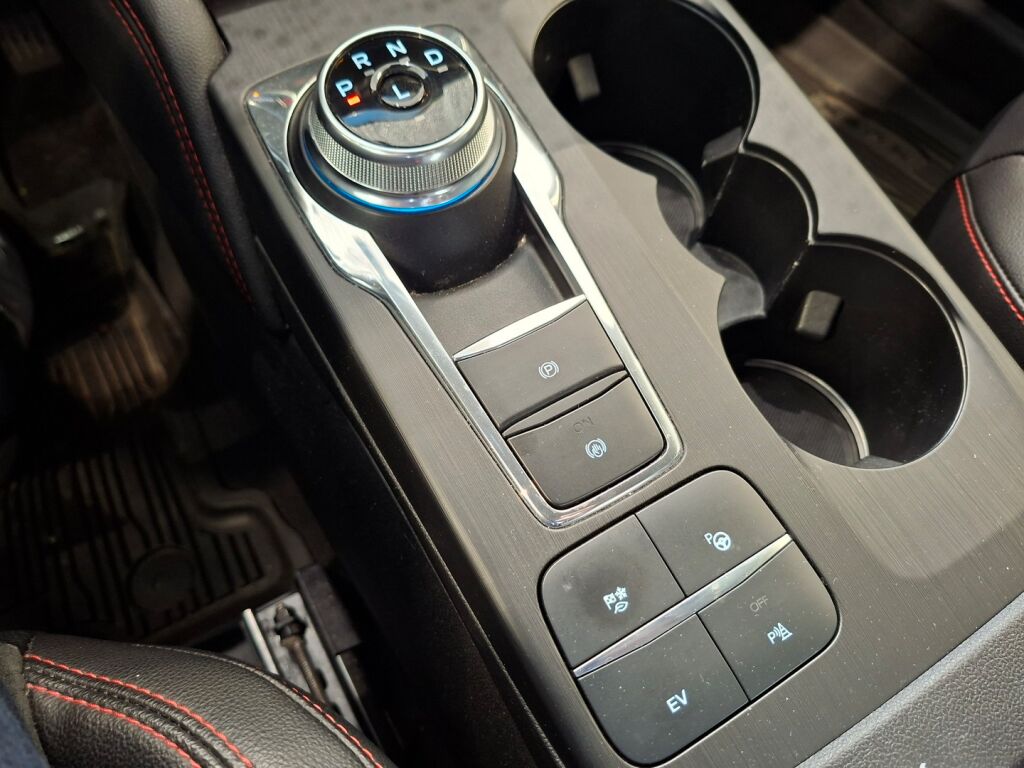 Ford Kuga 2022 Musta