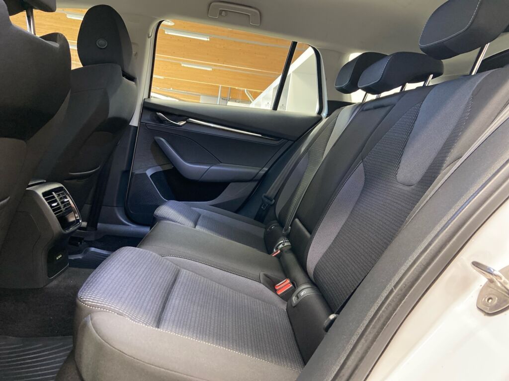 Skoda Octavia 2022 Valkoinen