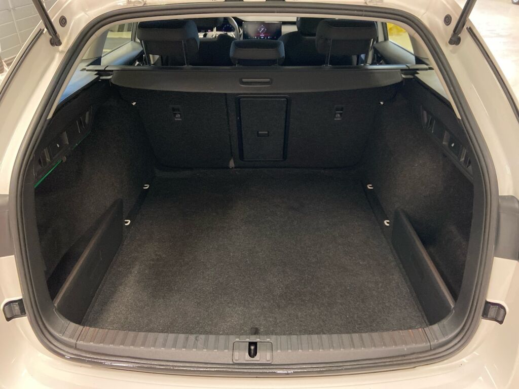 Skoda Octavia 2022 Valkoinen