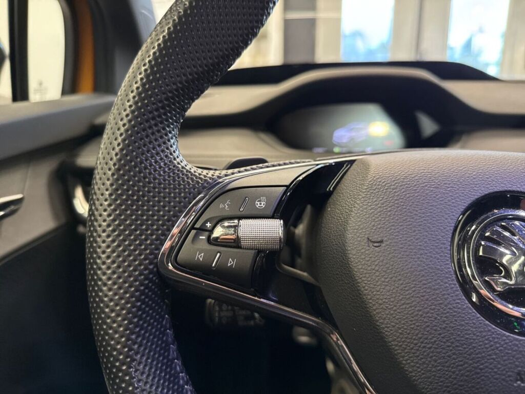 Skoda Enyaq 2022 Oranssi