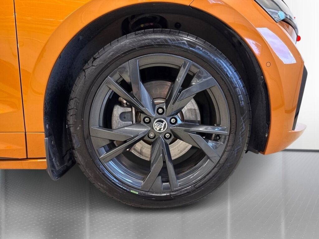Skoda Enyaq 2022 Oranssi