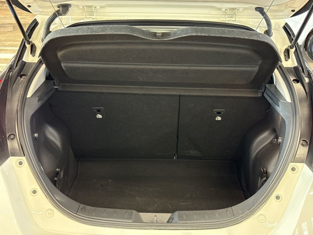 Nissan Leaf 2023 Valkoinen