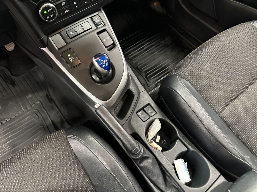 Toyota Auris 2013 Ruskea (beige)