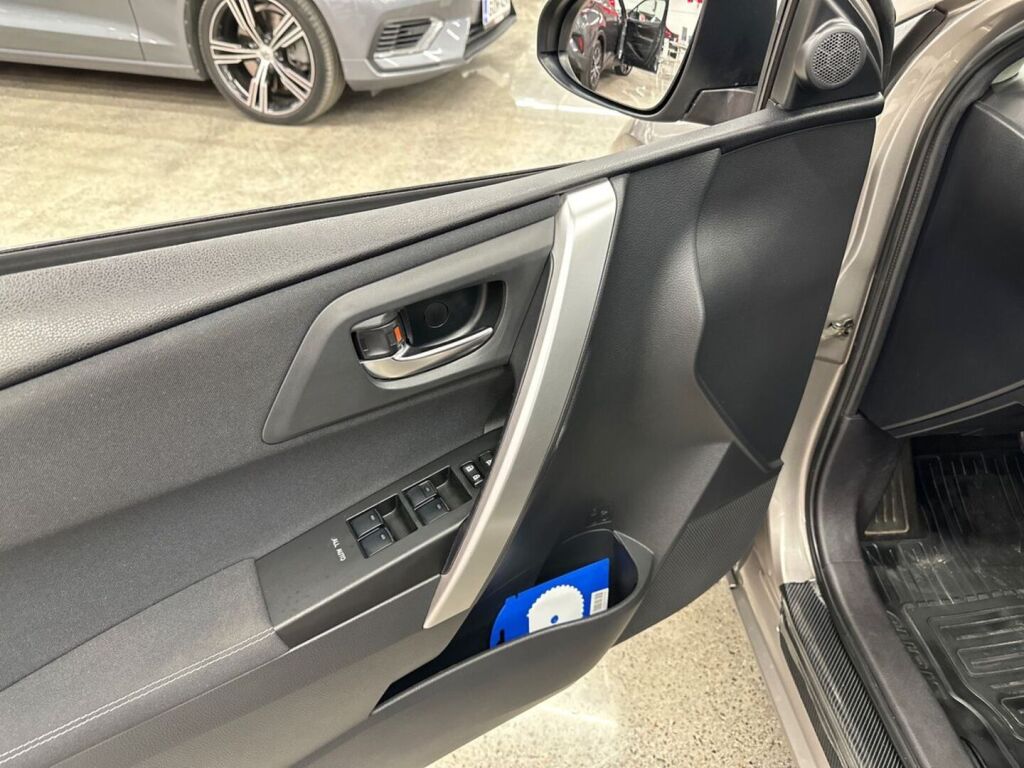 Toyota Auris 2013 Ruskea (beige)