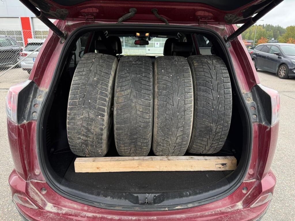 Toyota RAV4 2018 Punainen